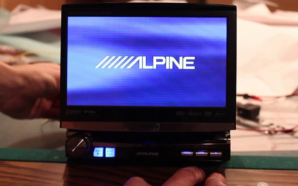 Autoradio 1 DIN avec écran orientable