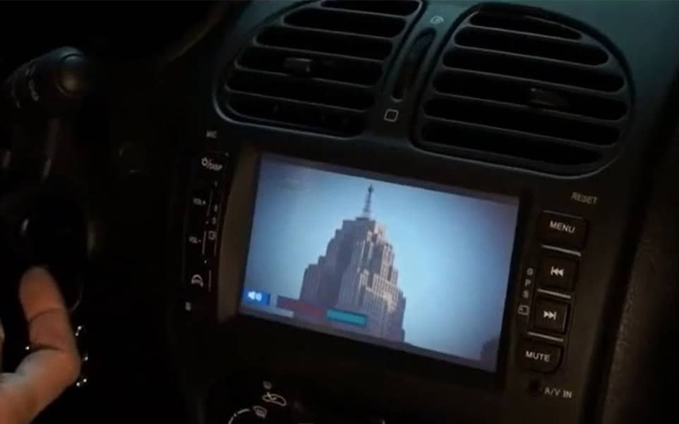 Autoradio de la Peugeot 206 avec commande au volant