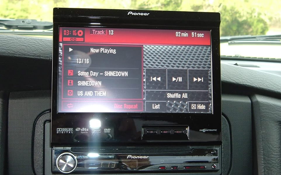 Autoradio 1 DIN avec un écran motorisé